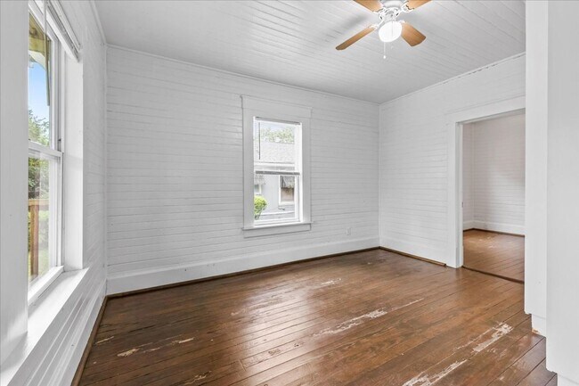 Building Photo - Savannah Eastside Home | 2 Bed 1 Bath | Remodeled Kitchen | In-Unit W/D | Private Driveway