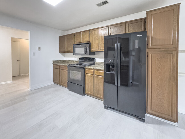 Building Photo - LOVELY STRAWBRIDGE HOME FOR RENT!!!
