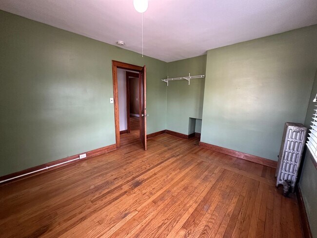 Building Photo - Gigantic 5 bedroom home on the NW side of ...