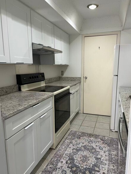 Building Photo - 991 Manor Ln