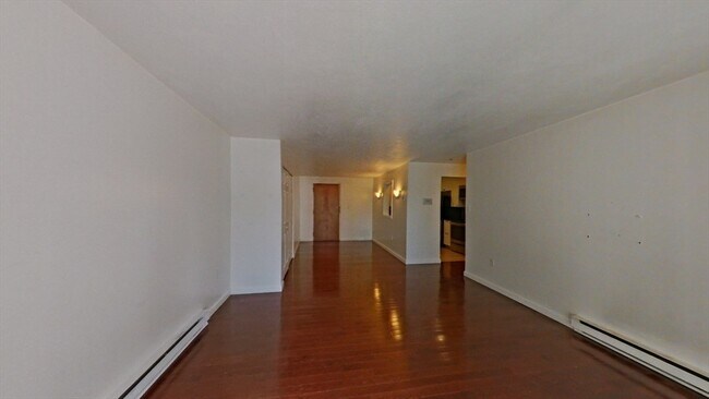 Building Photo - 25 Greentree Ln