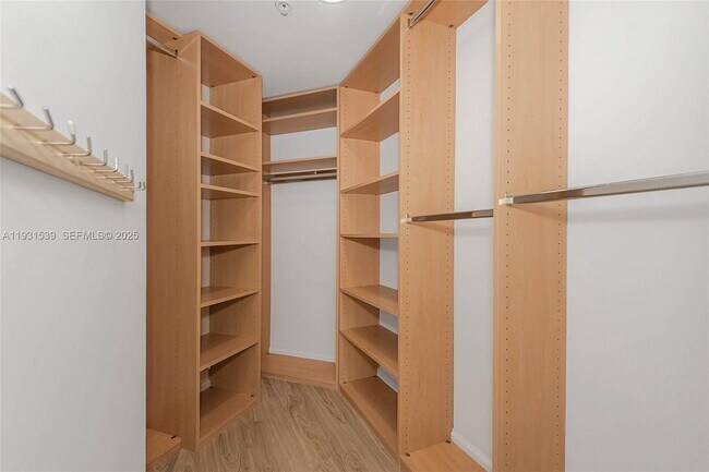 Building Photo - 1900 Sunset Harbour Dr