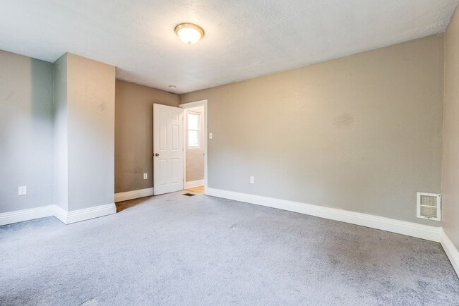 Building Photo - Available MAY 2026  - Private 2 Bedroom Home w/ Large Deck!