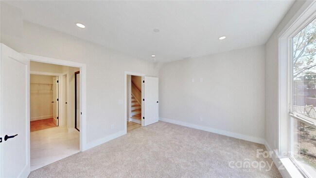 Building Photo - 407 Devender Ln