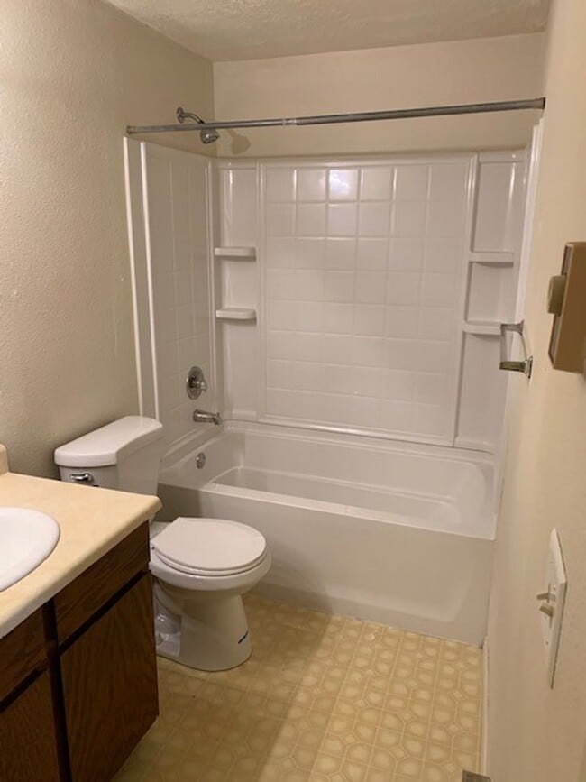 Building Photo - Cute 1 Bedroom, 1 Bathroom Apartment