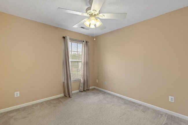 Building Photo - 212 Merlin Dr