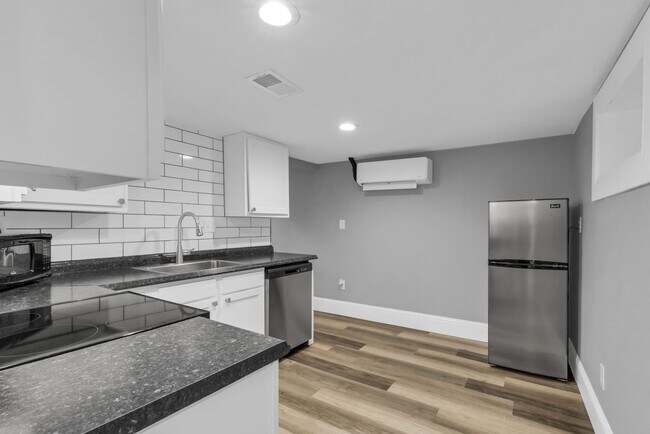 Building Photo - 1609 10th Ave