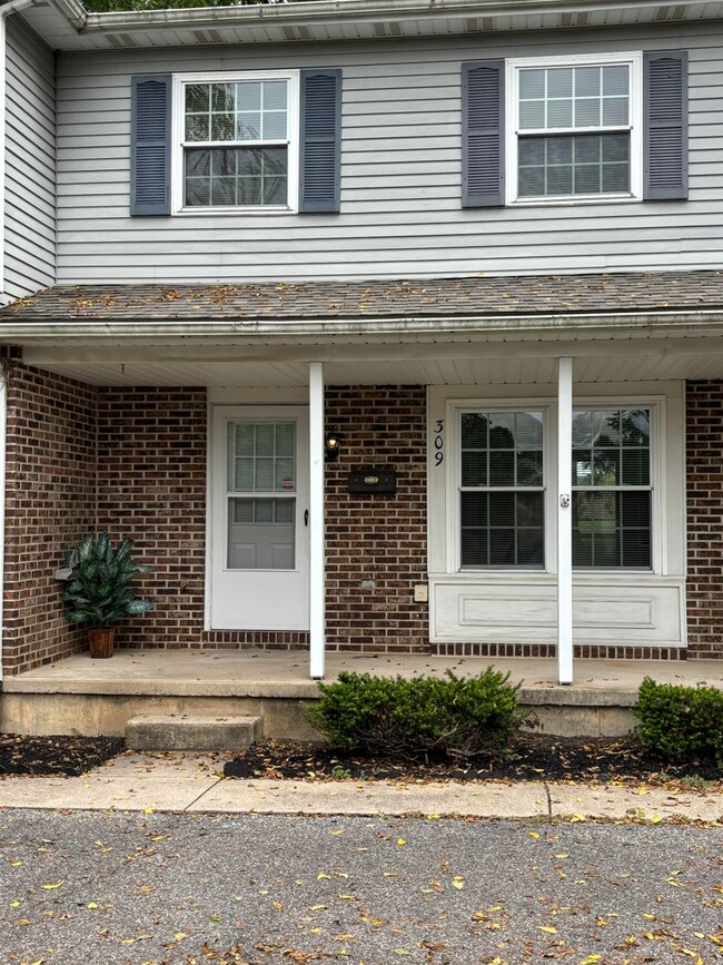 Building Photo - 3 bedrooms, 1.5 baths, full basement, plus...