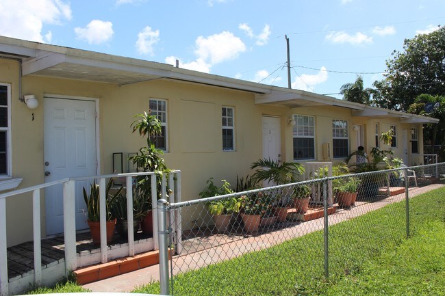 Primary Photo - 551-561 SW 57th Ave