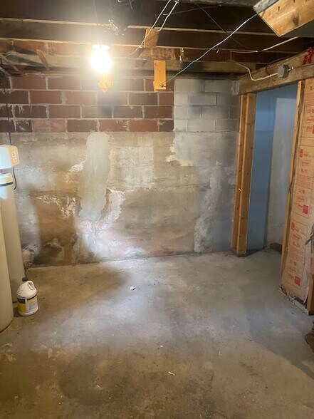 Building Photo - 320 Maple St