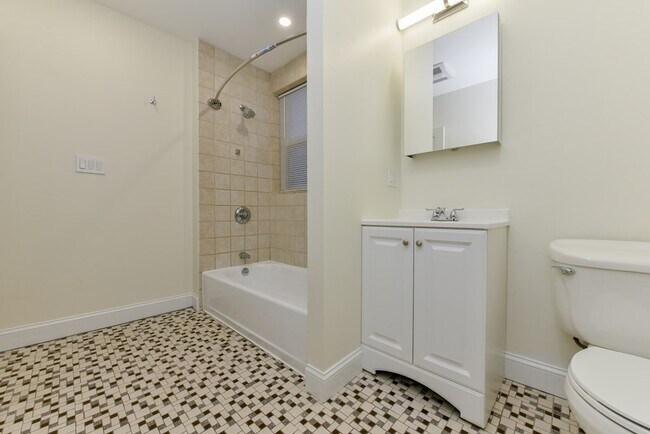 Building Photo - 458 E 7th St