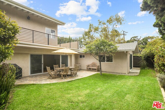 Building Photo - 907 Las Pulgas Rd