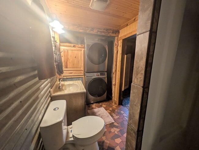 Building Photo - Charming Raindrop Hill Farmhouse on Gibson Lane - All Utilities Included