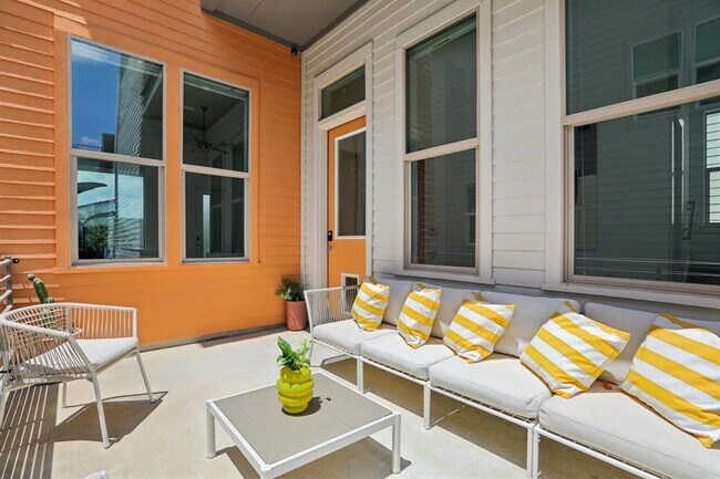 Building Photo - 6013 Florencia Ln