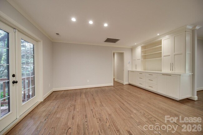 Building Photo - 6700 Castlegate Dr
