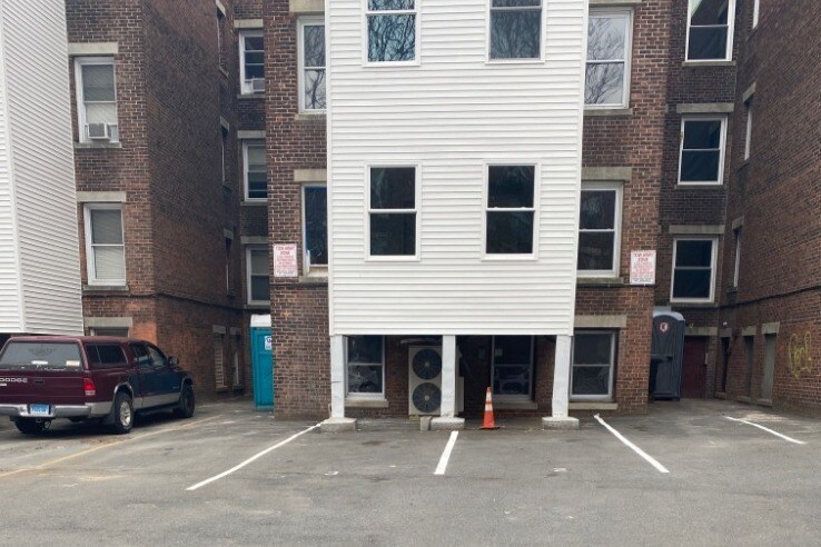 Parking - 190 Kelton St
