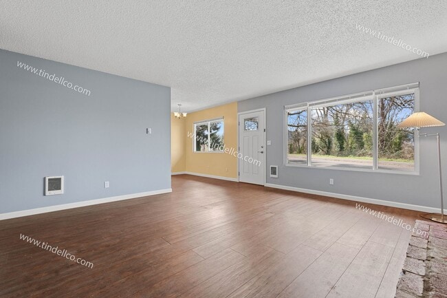 Building Photo - Cozy 2-Bedroom Duplex with Water/Sewer/Garbage & Lawncare  Included!