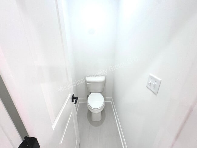 Building Photo - 3BR/3.5BA Stand Alone House in South Grove