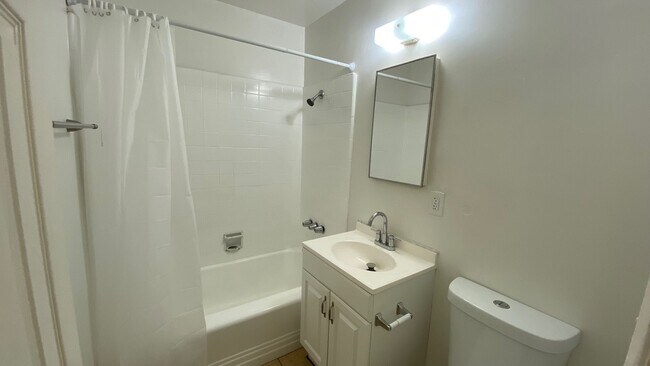 Building Photo - Huge 6BD/3BA on 63rd! (Lease out, pending ...