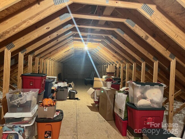 Building Photo - 823 Mazeppa Rd