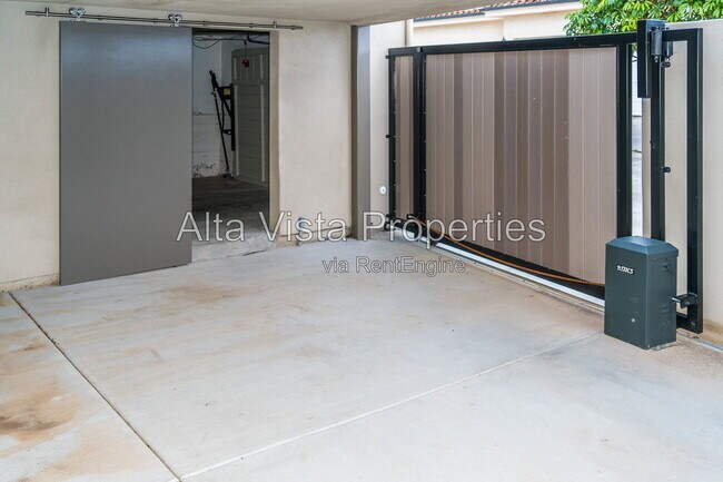 Building Photo - 5606 Dolphin Pl