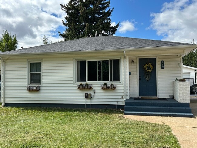 Primary Photo - Lovely home in quiet neighborhood for rent
