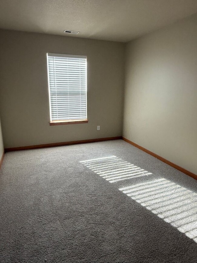 Building Photo - Beautifully Refurbished and updated Townhome style Home in Southeast Portland