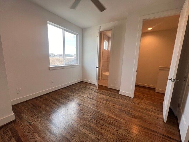 Building Photo - Three Story Townhome in the Heights Now Av...