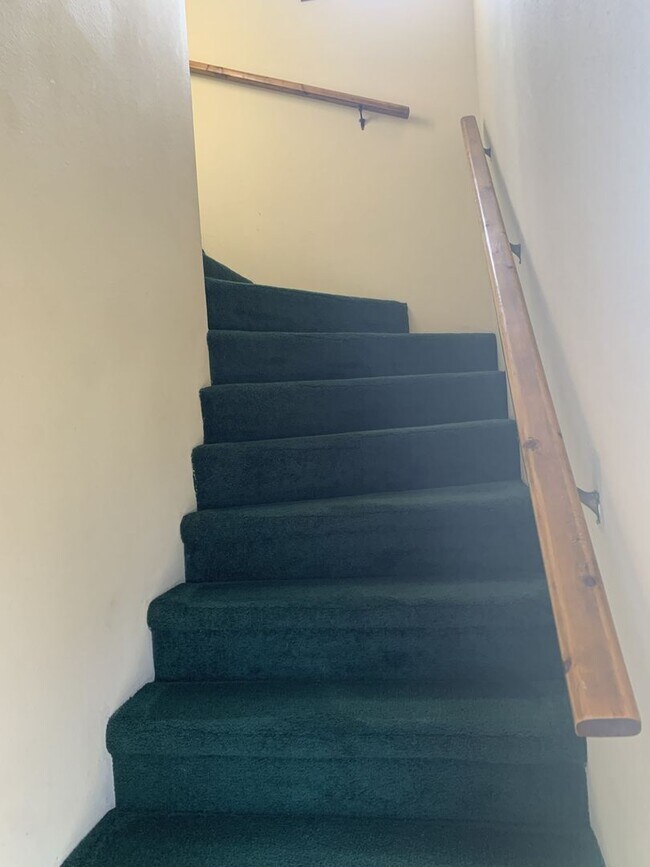 Building Photo - Charming Lakeview Duplex for Rent!