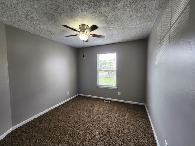 Building Photo - $1400 3 bed 2 bath Oak Grove Home