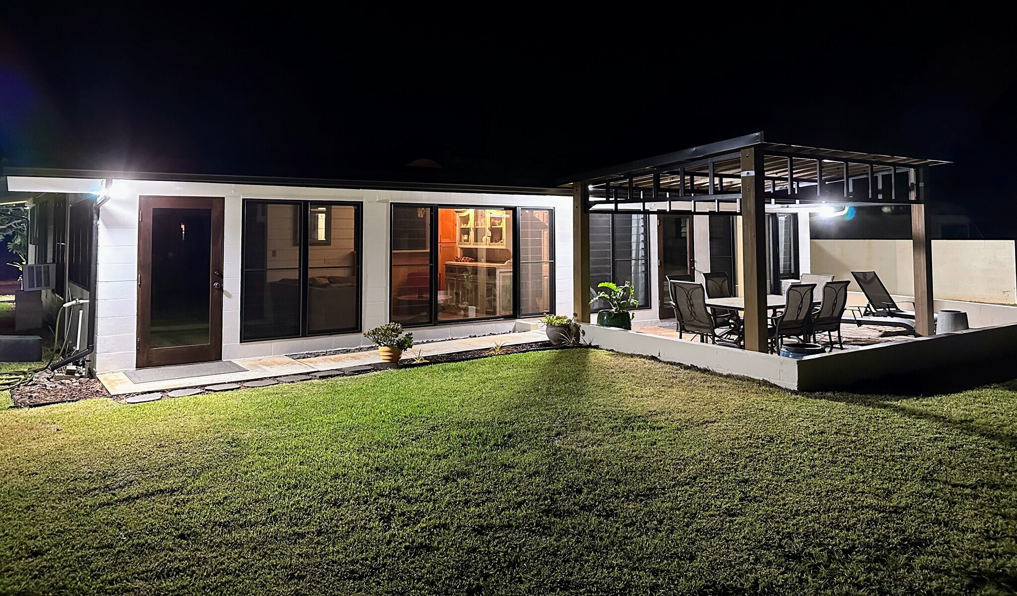 Exterior night lighting - 68-243 Au St