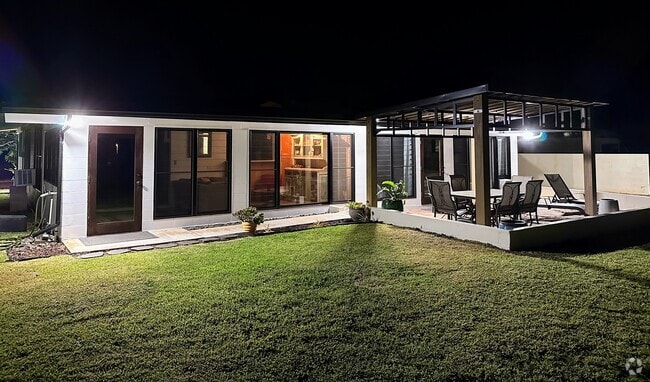 Exterior night lighting - 68-243 Au St