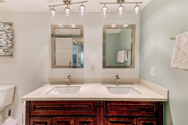 Building Photo - 557 Pinellas Bayway S