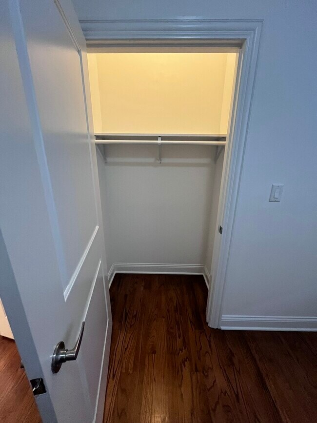 Building Photo - 5644 N California Ave