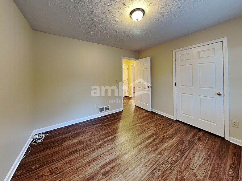 Building Photo - 2117 Brandy Woods Dr SE