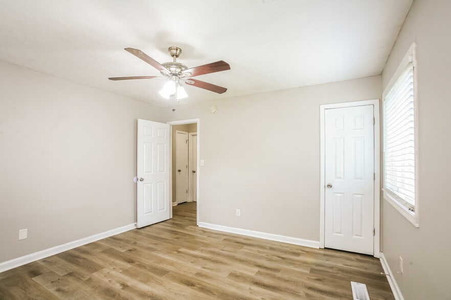 Building Photo - 1716 Countryside Dr