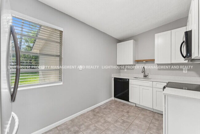 Building Photo - Spacious 3 Bed/1 Bath Home with Fenced Yar...