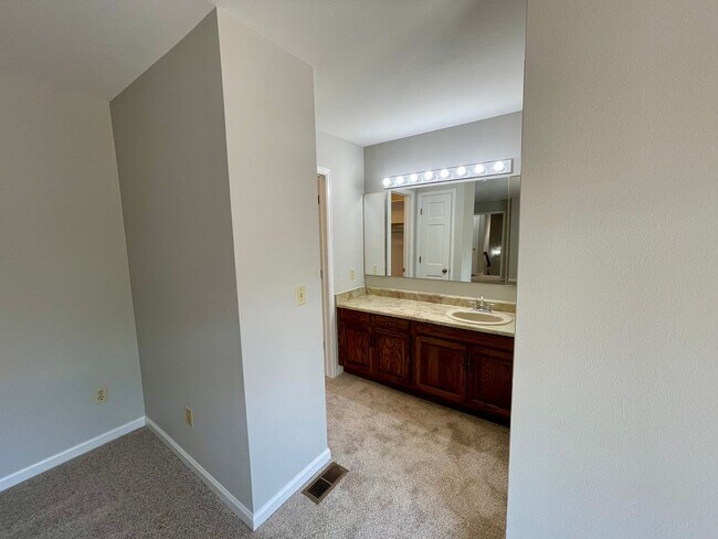 Building Photo - Beautifully Updated 3-Bed, 3-Bath Townhome...