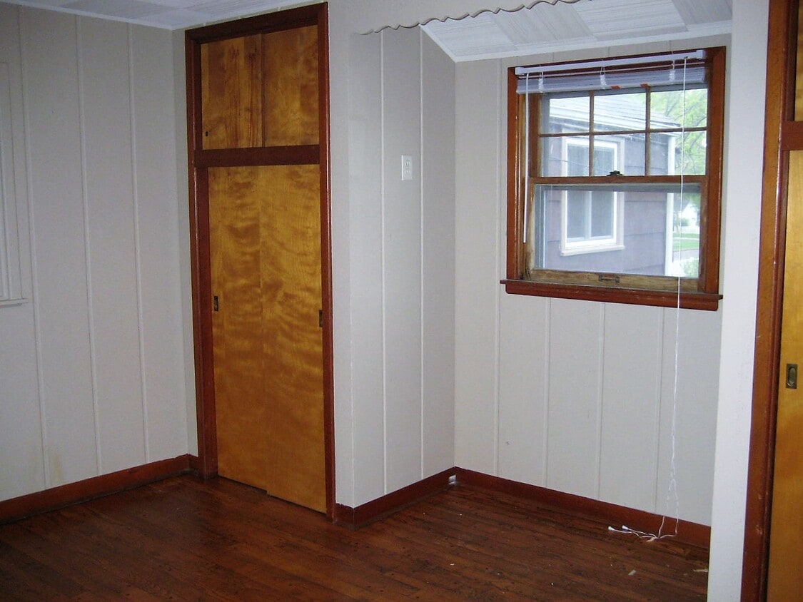 Building Photo - 823 Elm St