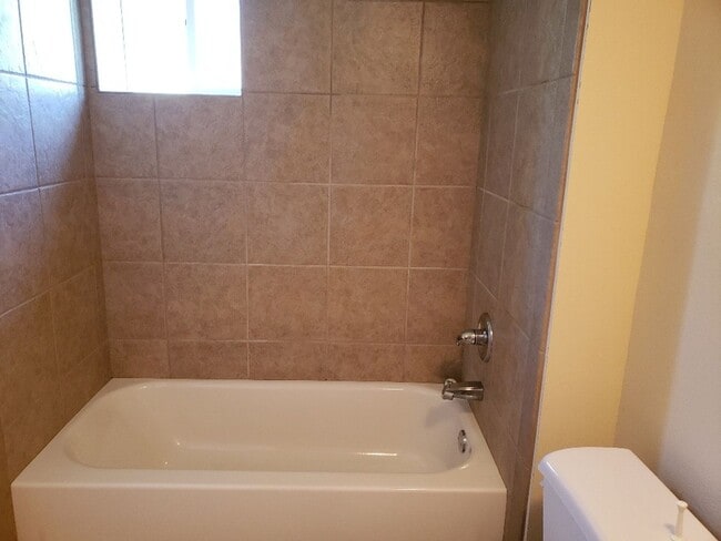 Building Photo - Nice 4 bedroom, 2 bath split level home