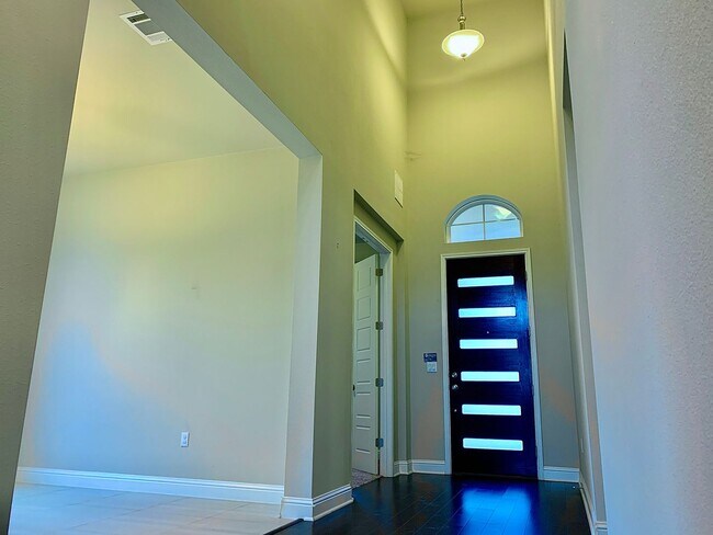 Building Photo - Gorgeous 5 bedroom home. Spacious and Elegant!