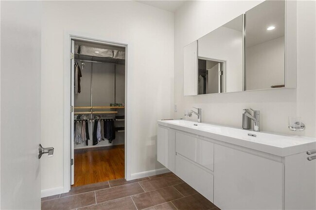 Building Photo - 1350 Fernwood Cir NE