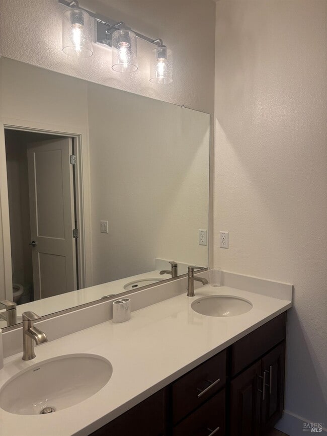 Building Photo - 1468 Oak Cir