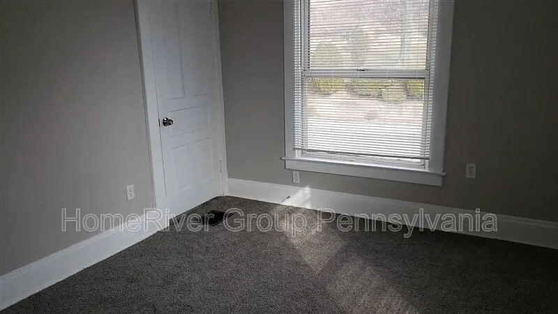 Building Photo - 806 Cowan Ave