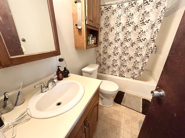 Building Photo - 33 Lawn St