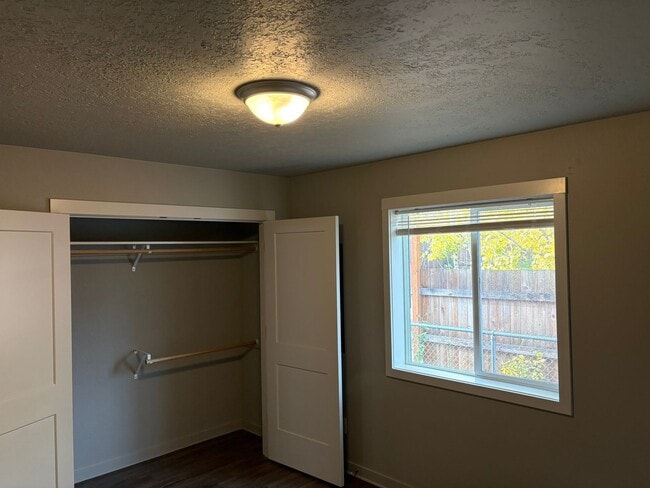 Building Photo - Re-Posting ~ Charming NW Salem Home - accepting applications now!