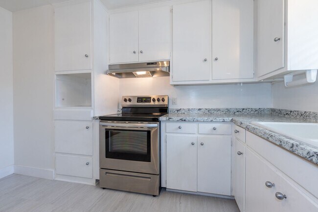 Building Photo - 3 Bed 1.5 Bath in Great Midtown Location!