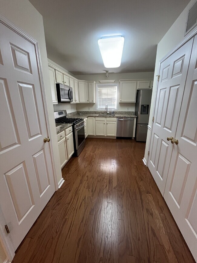 Building Photo - "Charming 3-Bed Townhouse with Granite Touches & Cozy Fireplace in Kernersville!"