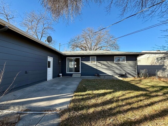 Building Photo - Quick Move In! 6 Month Lease Special! 3 bedroom, 1.5 Bath Home with attached garage in Loveland, CO