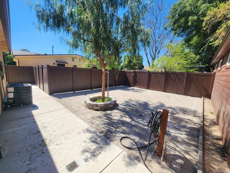 Building Photo - 10941 Walnut Dr